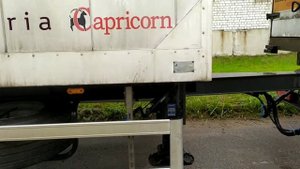 Загрузка грузового автомобиля с прицепом.