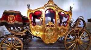 Золотые кареты российских императоров и десятиместный фаэтон для придворных особ. Музей карет