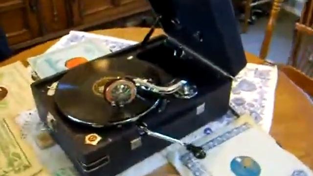 Russian Portable Gramophone смотреть онлайн