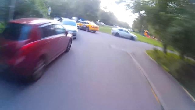 Погоня мотобата за парнем на питбайке/Policeman on motorcycle trying to catch guy on a Pitbike смотреть онлайн