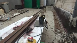 Стяжка треснувшего дома металлом.