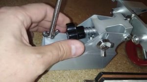 Заточной станок (точилка) с двумя зажимами для ножа и поворотным механизмом