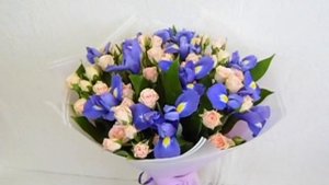 Букет ирисов с кустовой розой