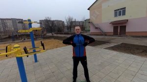 Тренировка плеч с резиновыми петлями