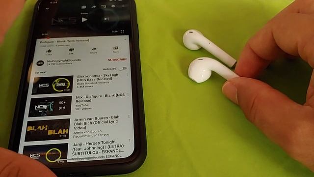 i12 TWS Airpods Clone Review - A clone that's not so Clone ? смотреть онлайн