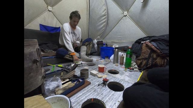 Отличная зимняя рыбалка на Красноярском "море" (2 серия)/ Клёв леща и сороги продолжается смотреть онлайн