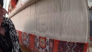 Как производятся шелковые и шерстяные ковры ручной работы?