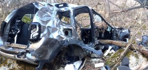 В горах Осетии автомобиль сорвался с горы в пропасть? Нашел останки авто упавшего с обрыва в горах