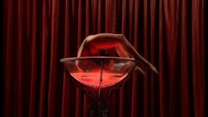 ДЕВУШКА В БОКАЛЕ