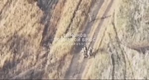 Эвакуационная группа ВСУ немного не заметила огромный  подарунок лежащий на дороге.