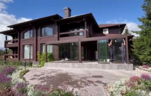 Стильная и комфортная терраса с перголой из высококачественного дерева.