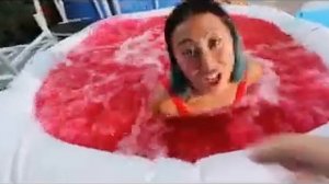 Купание девушки в огненнной ванне