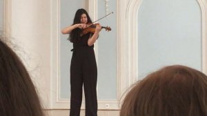 Мастерски владеет смычком и скрипкой