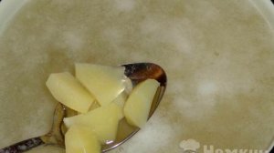 Суп с кабачками, курицей и чесноком