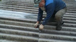 Как быстро и просто заделать треснувший шифер, на крыше.