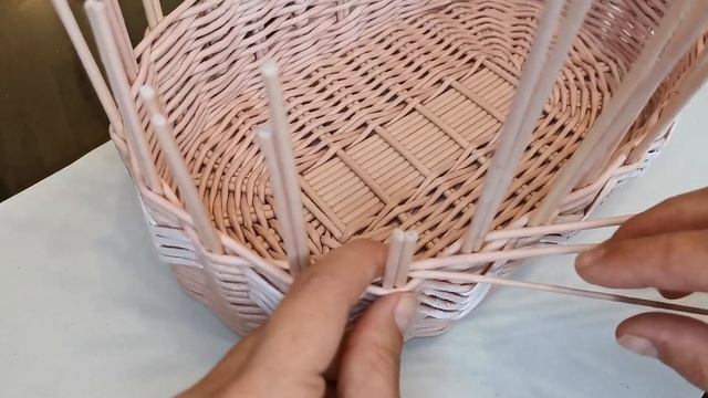 Узор,, ЁЛОЧКА,, ИЗ ГАЗЕТНЫХ ТРУБОЧЕК. Корзинка для хлеба из бумажных трубочек.