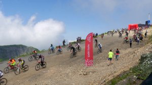 В горах Сочи прошли соревнования по скоростному спуску на горных велосипедах