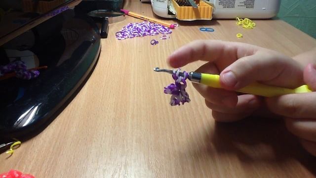 Как сплести снежинку из резинок.