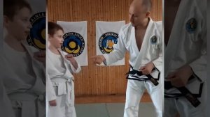 Освобождение от захвата за руку. Это нужно знать всем детям!