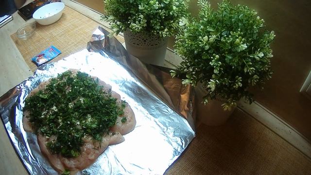 Куриный рулет с зеленью и чесноком - вкуснейшая замена колбасы.