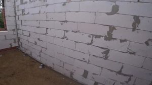 Обзор дома с цокольным этажом на участке с уклоном  |  Цокольный этаж.