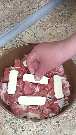 Сочное мясо с луком и сливочным маслом на сковороде. Рецепт вкусного ужина