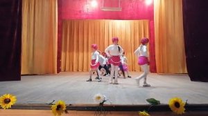 Танец "Малинки" ансамбль "Сюрприз"