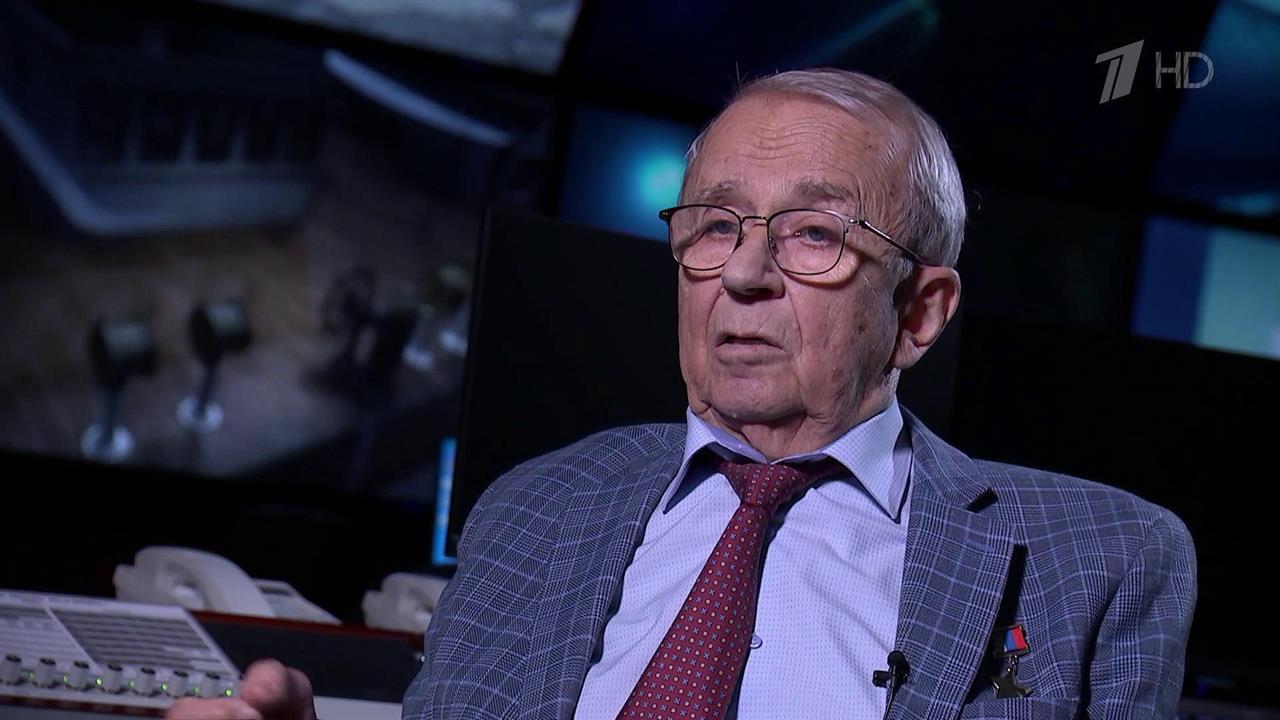 Анатолий Сагалевич, создатель и пилот глубоководных аппаратов "Мир", принимает поздравления