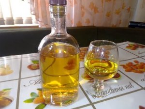 Домашний коньяк на черносливе.