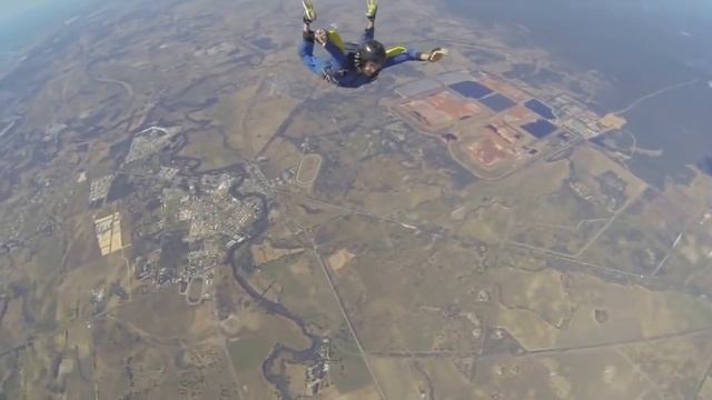 Парень спас парашютиста, потерявшего сознание во время прыжка смотреть онлайн