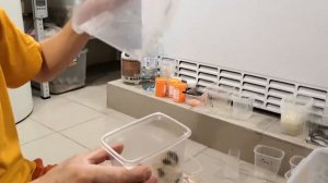 Обращение с мелкими кормовыми насекомыми
