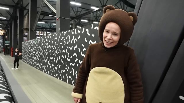 Маленькая Вера и Медведь проходят полосу препятствий в парке развлечений Do a Flip