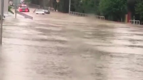 Дожди, потопы и даже смерч: непогода творит разрушения в Сочи и Дагестане
