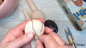 Утяжка лап вязаной игрушке - Зайчику Персику. Выпуск № 58.