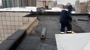 Как не надо делать кровлю. Парапет и падуга сделана из НЕМОРОЗОСТОЙКОЙ штукатурки и АЦЛ в МОРОЗ