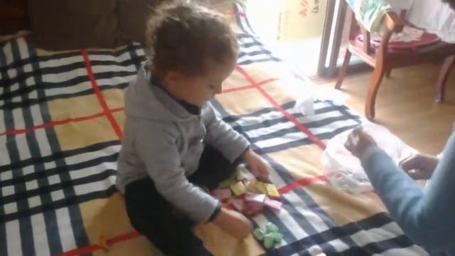 Конфетки посчитали, облизали, понюхали и в пакетик сложили. А кушать когда? А где моя конфетка? смотреть онлайн