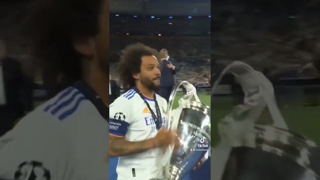 Marcelo lift the Champions league with His teammates