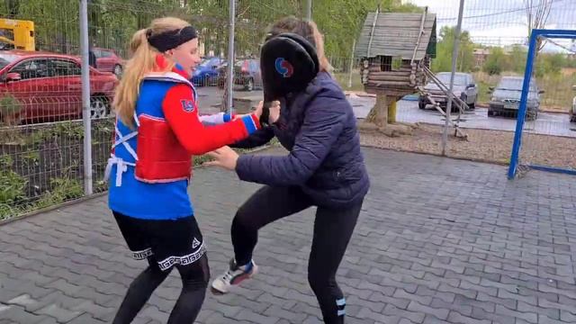 Отработка ударов в жилет и ракетку из постоянного клинча
