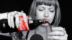 АСМР Coca-Cola ? Таппинг и шипение пузырьков с ушка на ушко Звуки газировки Кока-кола