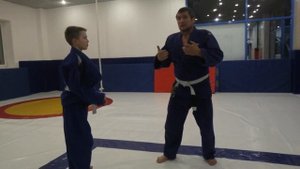 Что делать если взяли захват подмышкой