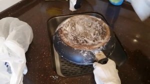 Бабушкин способ почистить сковородку.