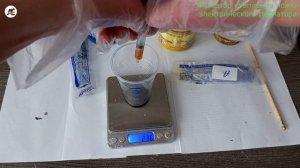 Заливка жидкого пластика в силиконовую форму с металлической проволокой.