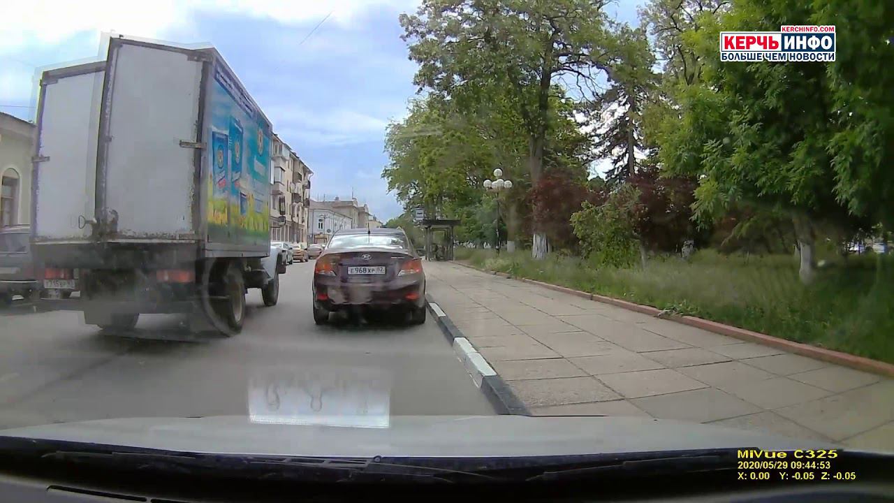 ДТП в Керчи: проезжающий грузовик задел припаркованную легковушку смотреть онлайн