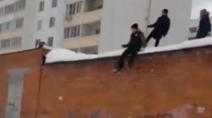 !ШОК!!! ПАЦАН УПАЛ С КРЫШИ!!!! СМОТРЕТЬ ВСЕМ!11