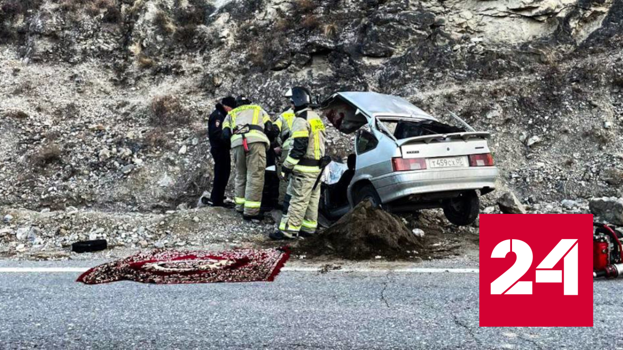 Сотрудники МЧС выезжали на место падения камней на машину в Дагестане - Россия 24