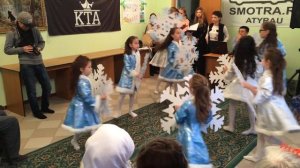 Пока часы 12 бьют танец снежинки