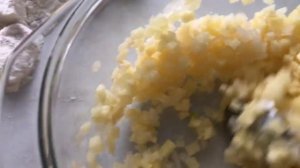 Начинка для вареников сырой картофель и лук.