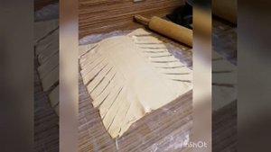 Слоёный рулет с клубникой и творожным сыром