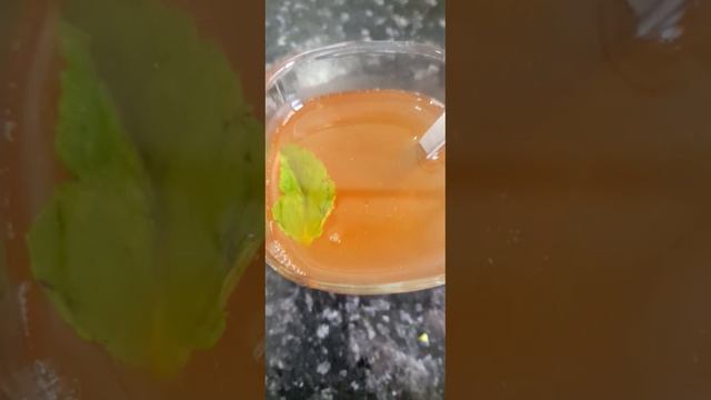 Herbal tea made with green tea,mint leaves,ginger boiled with water. add honey and lemon, tea ready смотреть онлайн