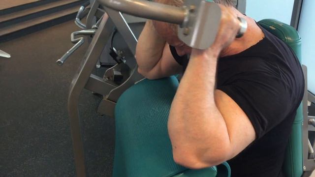 Анатолий Осипов 68 лет. Тренировка. Разгибание рук в тренажере